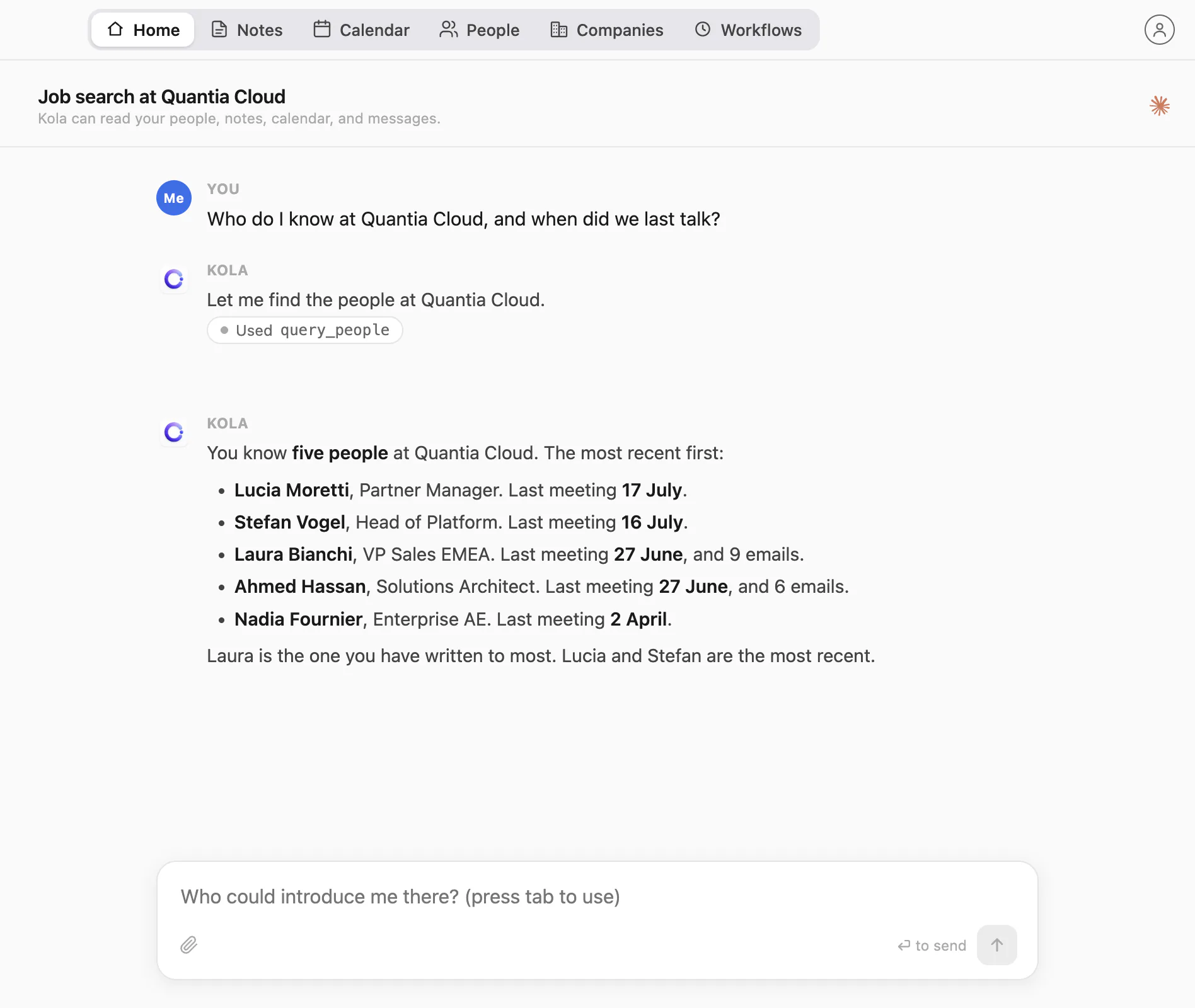 Demo de Kola: Kola enumera a cinco personas que Emma conoce en Quantia Cloud, con sus cargos y la fecha de la última reunión con cada una
